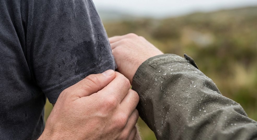 吃过一些运动服或户外装备吗？你会发现那些衣服在面对汗水、摩擦甚至极端天气时，展现出令人惊叹的“硬核”性能。这背后的秘诀，难道真是“功能性面料科技”在暗中操盘？其第二张图
