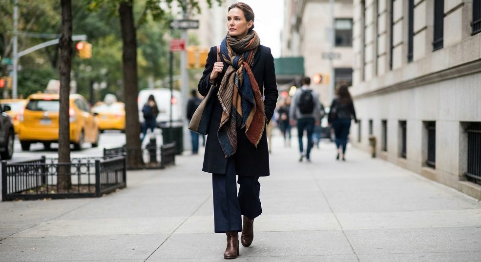 懂得如何巧妙用围巾，能让一身搭配瞬间变得高级又有个人风格。你有没有遇到过这样的困扰？明明是一条普通的围巾，却因为系法不同，气质差了十万八千里？想在2026年的时第二张图