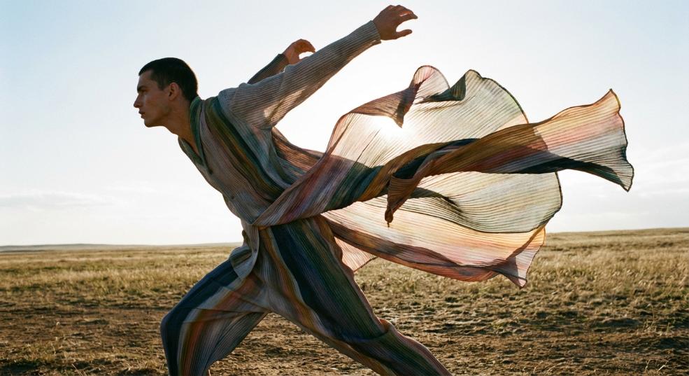 HOMME PLISSÉ ISSEY MIYAKE 发布 2025 春夏系列第一张图