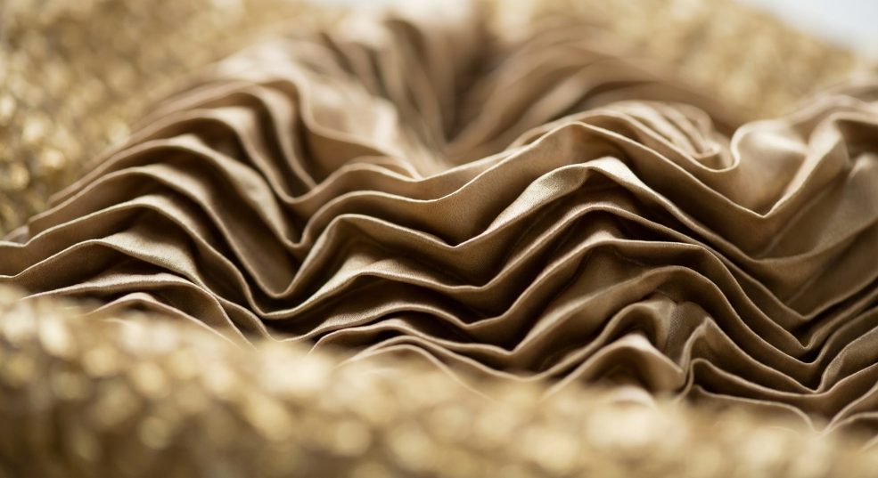 褶皱设计美学：从细节到潮流的艺术新境界第一张图