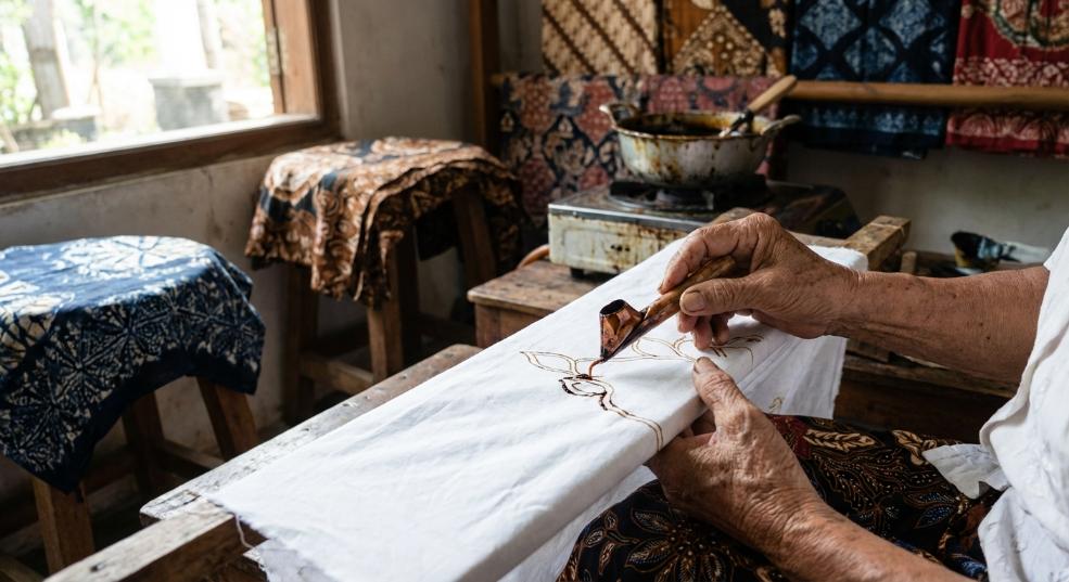 蜡染艺术的价值揭秘：每一寸布料背后的文化底蕴第二张图