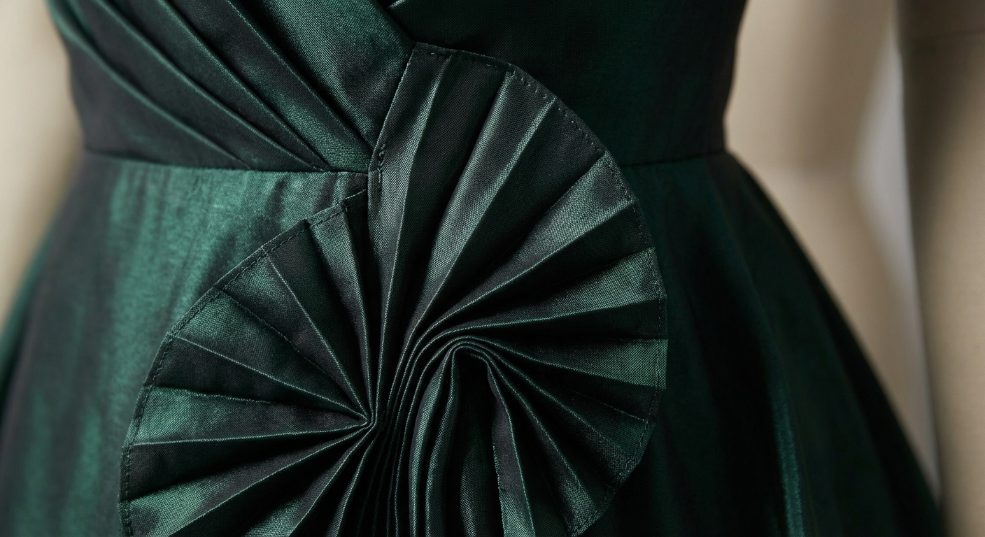 揭秘褶皱设计美学：服装中的浪漫与创新之道第一张图