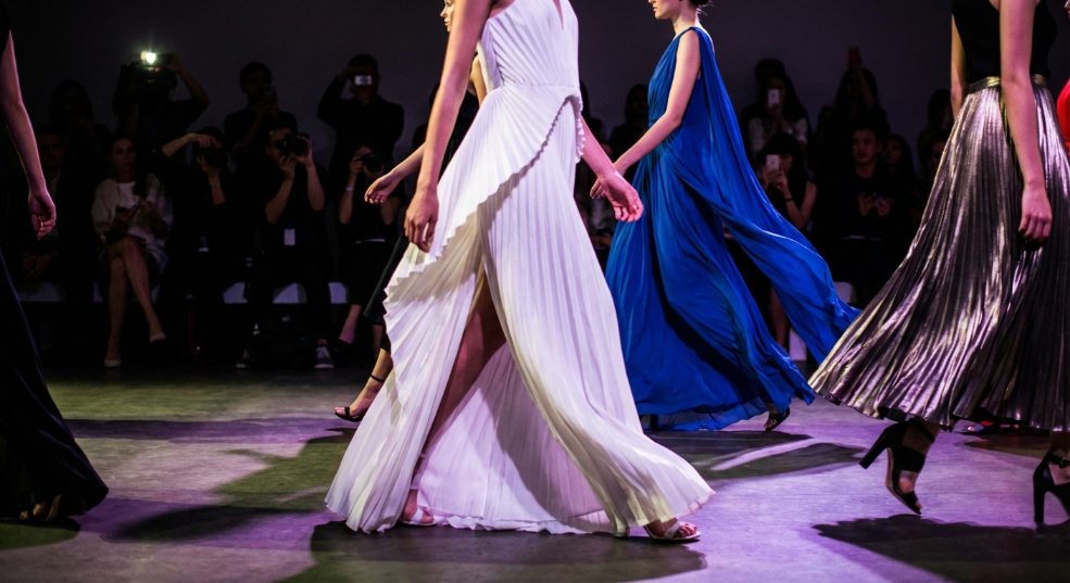 揭秘褶皱设计美学：服装中的浪漫与创新之道第二张图