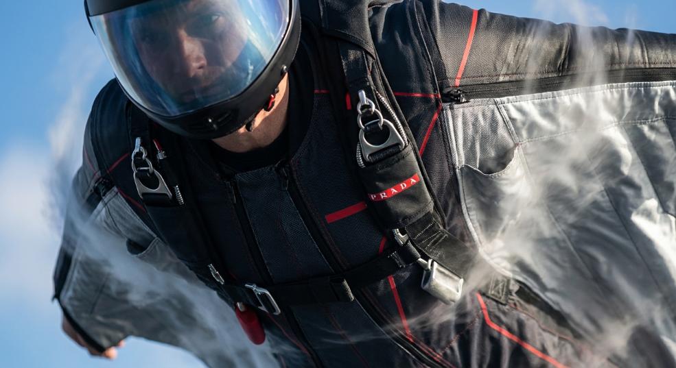 PRADA 携手 Red Bull 助力 Peter Salzmann 创下翼装飞行逆风攀升记录第一张图