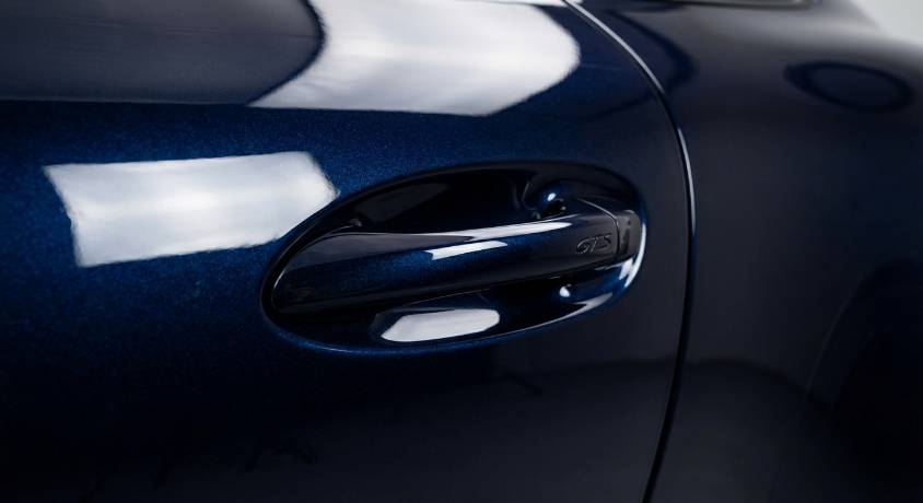 FERRAGAMO 携手保时捷打造 911 Carrera 4 GTS 与 Taycan 4S 特别版车型第一张图