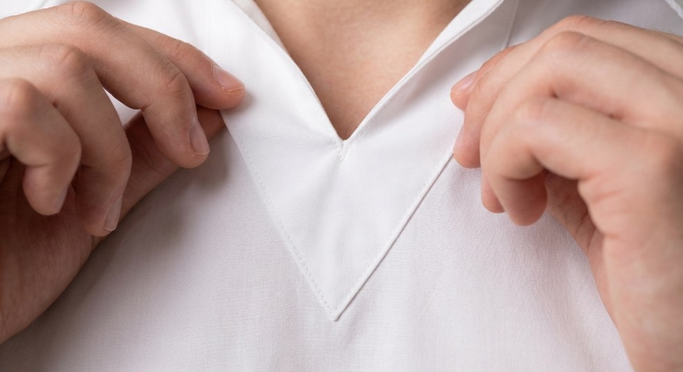 为什么V领成为修饰脸型的秘密武器？一场关于线条与轮廓的对话第二张图