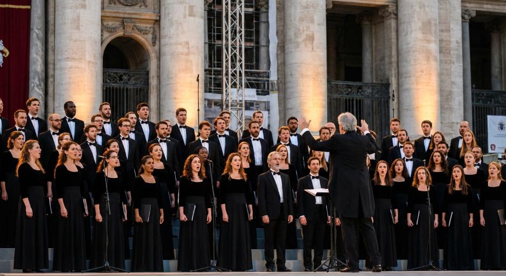 Pharrell Williams 与 Andrea Bocelli 共同执导于圣彼得广场举办的大型音乐会第一张图