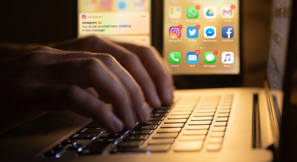 《社交网络 2》宣布定档 2026 年 10 月上映第二张图