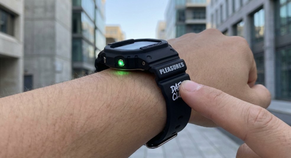 PLEASURES x Daft Punk 携手 G-SHOCK 推出 DW5600 限量手表第二张图