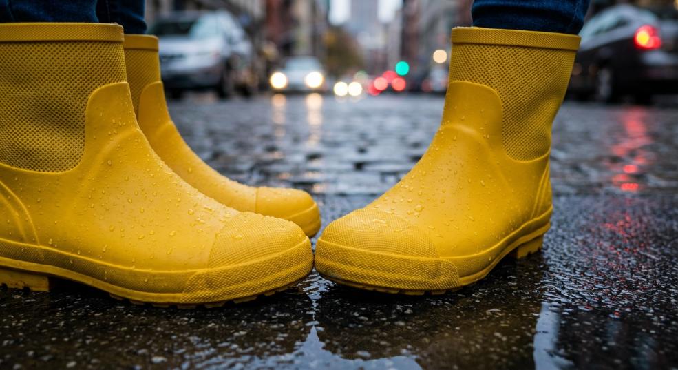 雨季实用穿搭方案：轻松应对持续湿润的天气第一张图