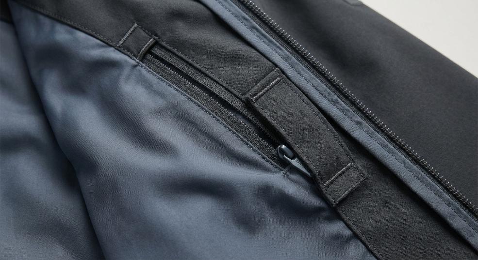 什么让一件衣服瞬间变得不平凡？或许你会说是设计、面料，或者裁剪。但我告诉你，无论潮流如何变迁，挖袋简洁设计早已成为巧妙融合实用与美感的秘密武器。而我曾经在设计一第一张图