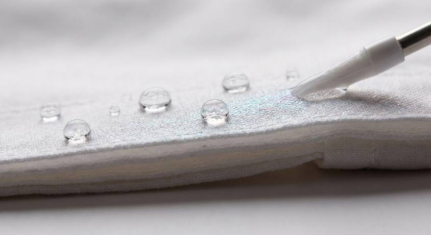 如何在梅雨季保持清爽时尚？掌握这些防潮搭配技巧！第一张图