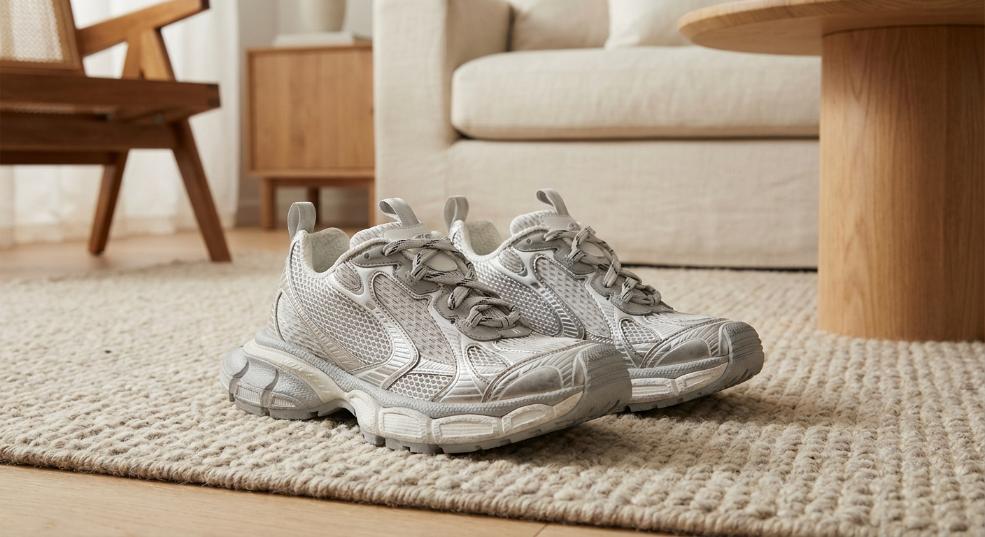 BALENCIAGA 发布 Circuit 运动鞋广告大片第一张图