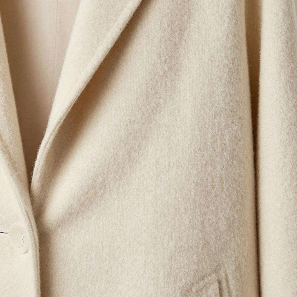 羊绒细腻柔软特性揭秘：为何它能成为奢华的象征