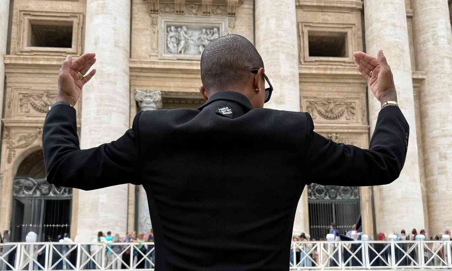 Pharrell Williams 与 Andrea Bocelli 共同执导于圣彼得广场举办的大型音乐会