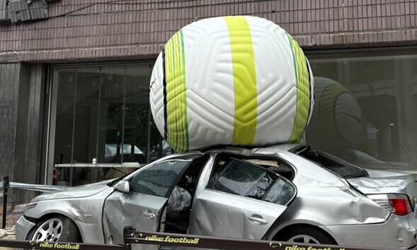 Nike T90 首尔活动，复刻经典「球砸车」景观