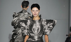 JUNYA WATANABE 2025 春夏系列登场